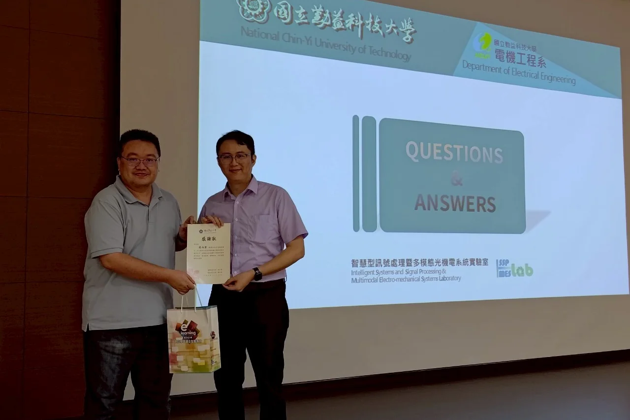 兩人共同持感謝狀合影，背後投影幕是演講的問答頁，右下角有實驗室標誌。